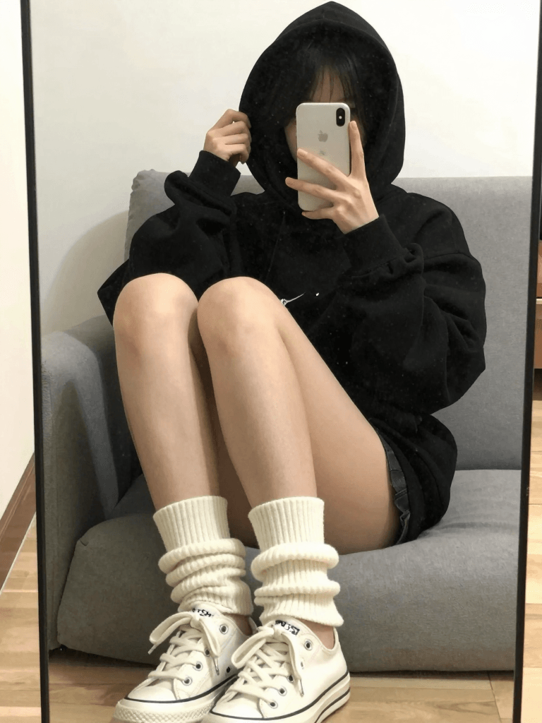 Ophelia 免费 AI 图片生成器提示词:An extremely unremarkable iPhone mirror selfie photo with no clear subject or fr…