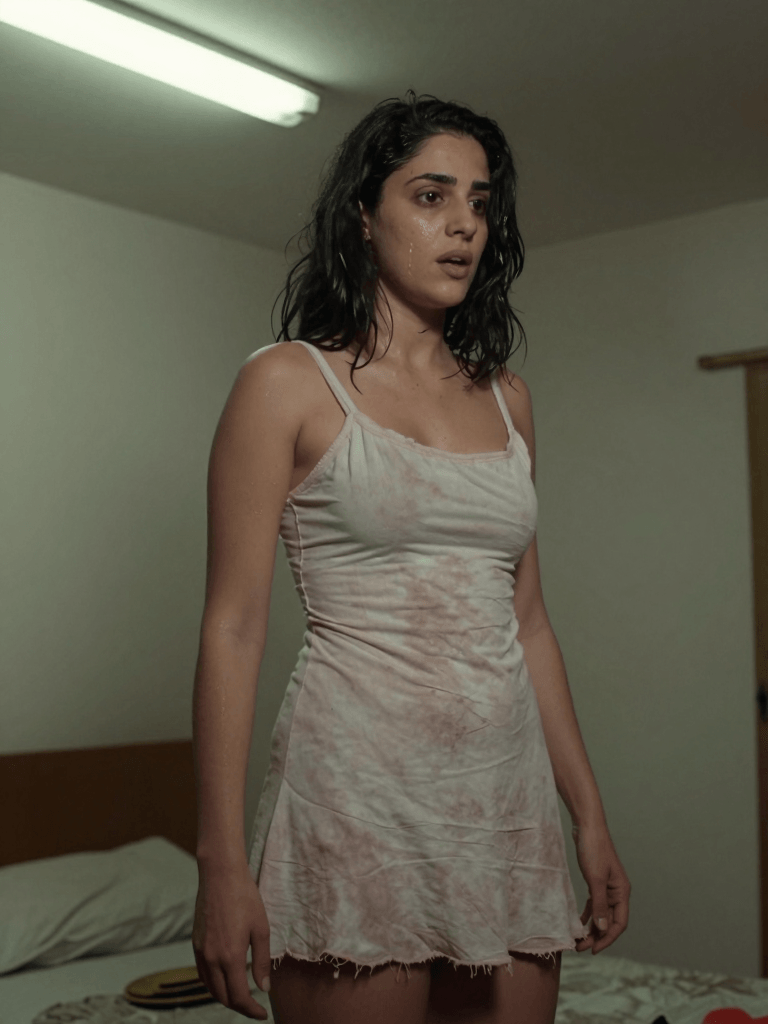 Ophelia générateur d’images IA gratuit – prompt:عدل الصوره الي لقطة تجسس سرية وهي واقفه في غرفه النوم عاديه حديثه شويه بشكل عفوي…