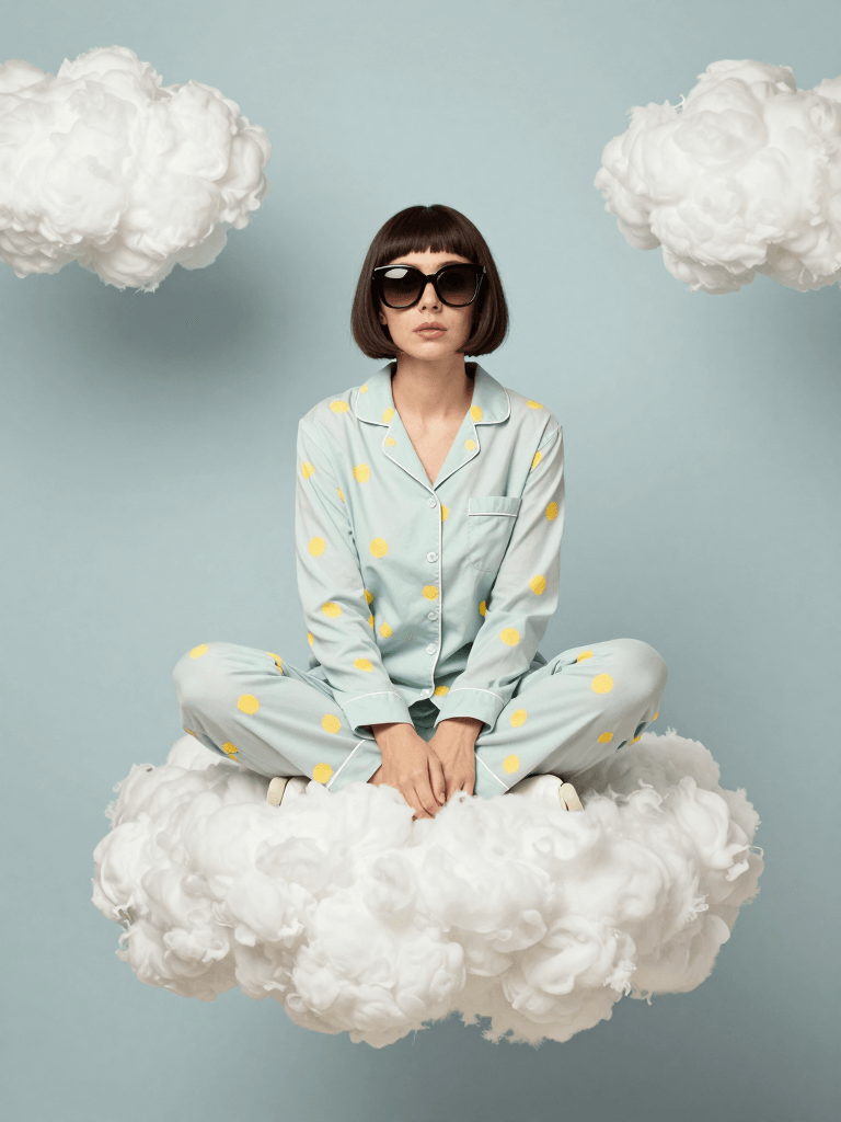 Ophelia gerador de imagens IA grátis – prompt:A photo of an eccentric woman sitting on top of white fluffy clouds wearing big…
