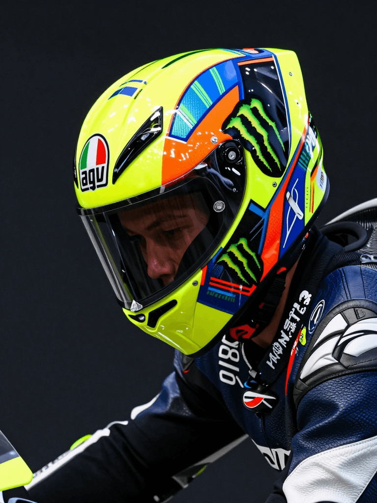 Ophelia 免费 AI 图片生成器提示词:A hyper-realistic close-up photograph of a professional motorcycle racer in prof…