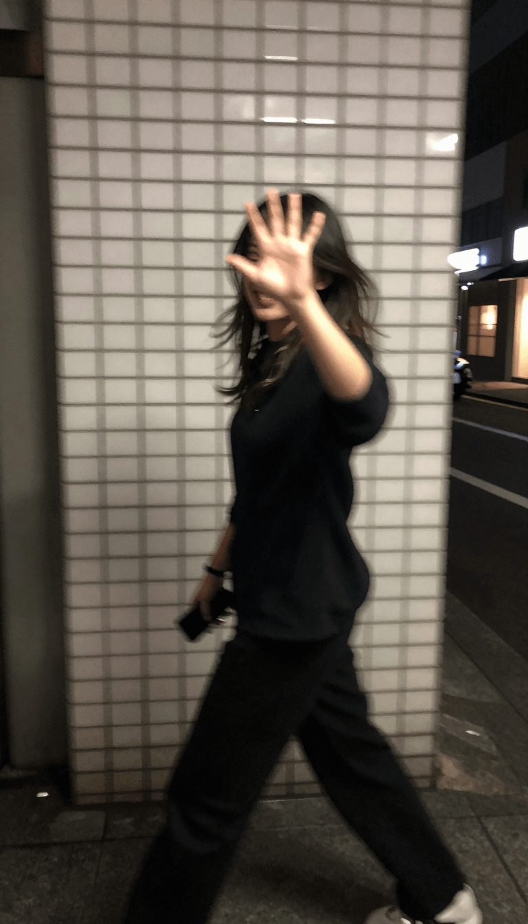Opheliaai prompt:Ultra-realistic candid smartphone photograph, 9:16 vertical. Use the attached im…